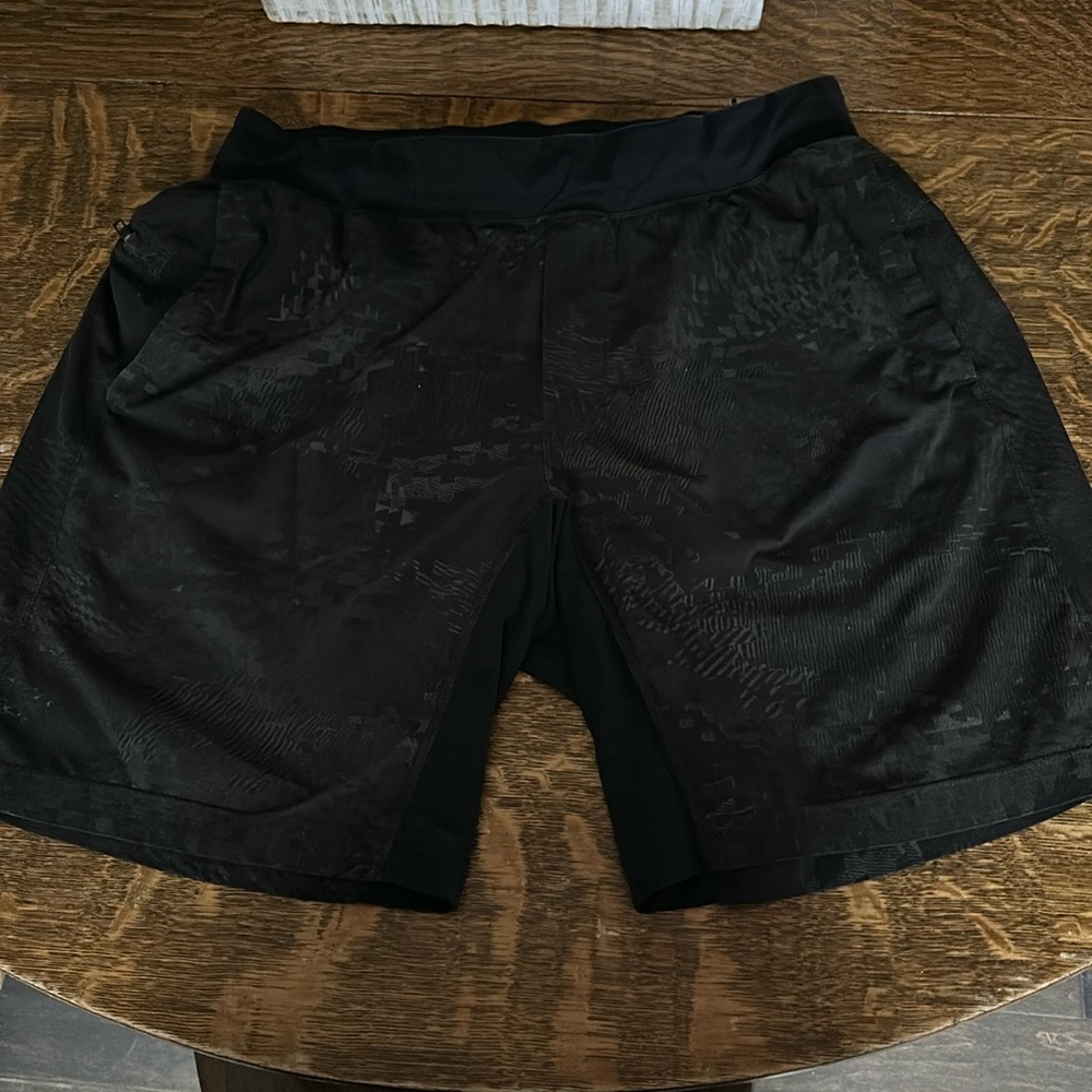Excellent condition men’s Lululemon XL black patterned shorts
